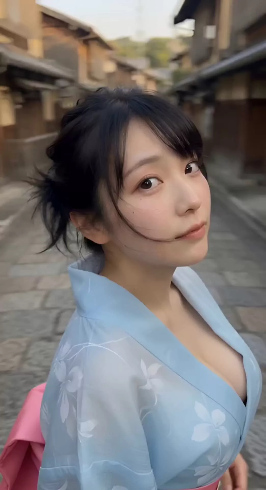 古い街並みでの浴衣デート中の一コマ